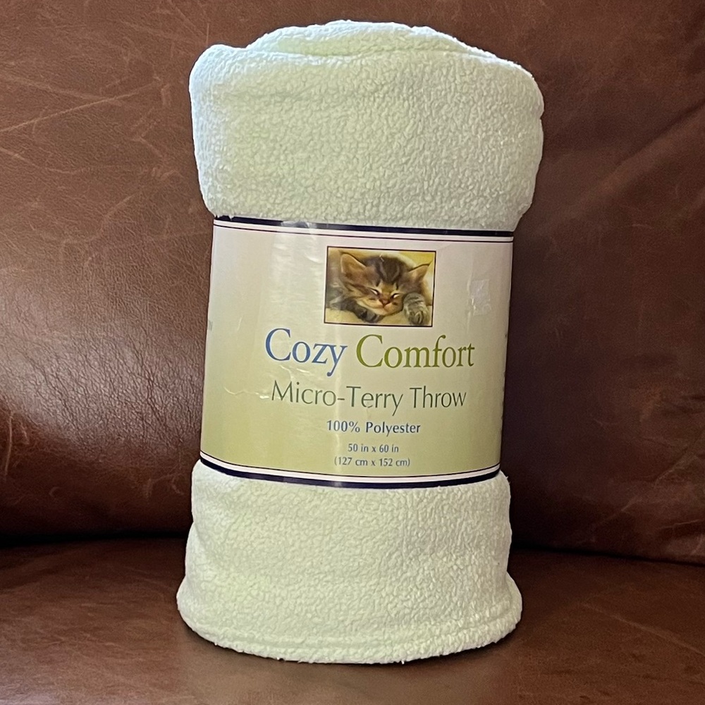 COZY COMFORT Micro-Terry Light Green Throw.  50"X 60". NEW